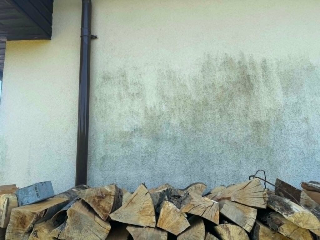 Zabrudzona elewacja domu przed profesjonalnym myciem