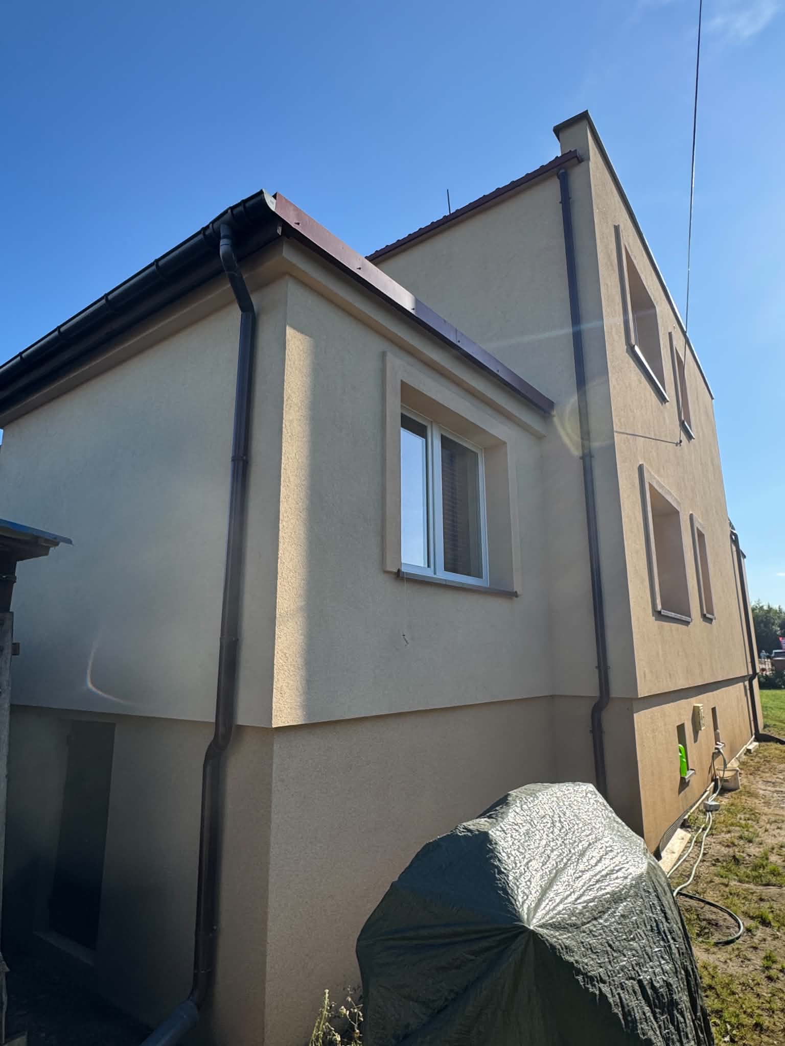 Narożnik elewacji budynku w Czaplinku po myciu